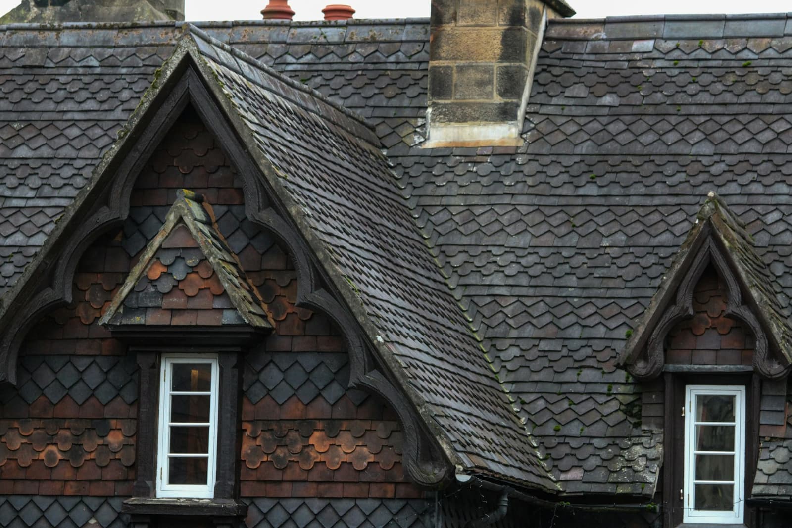 Lucarnes gothiques sur toit en ardoise