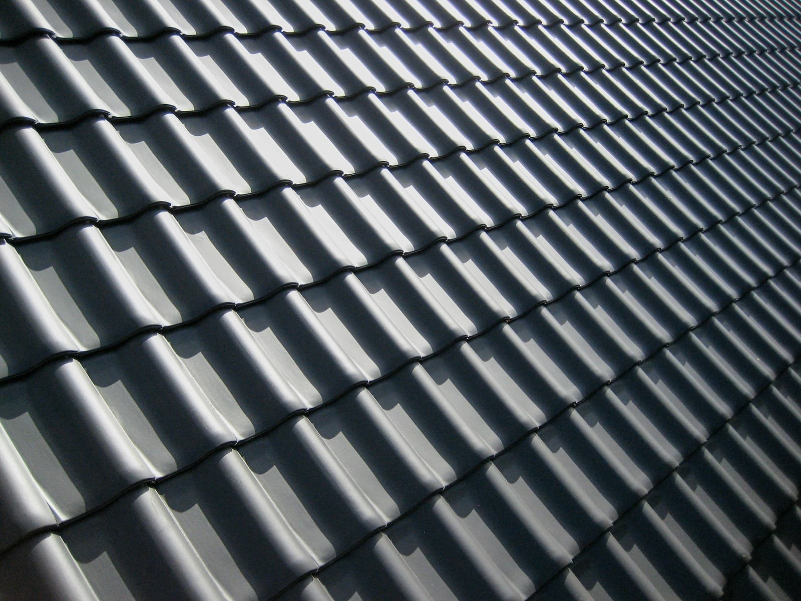 Toiture en tuiles noires brillantes